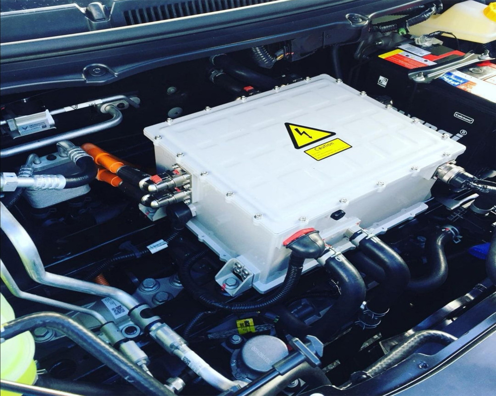 Ắc quy ô tô 12V duy trì hoạt động của các thiết bị điện